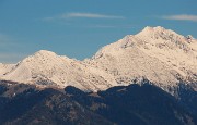 37 Maxi zoom verso Pizzo Segade (2173 m) e Fioraro (2431 m) stracarichi di neve 